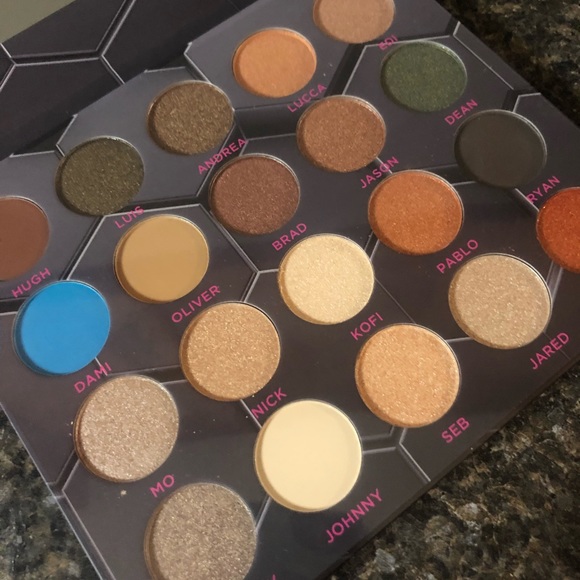 Barbarella Eyeshadow Palette - Picture 1 of 4